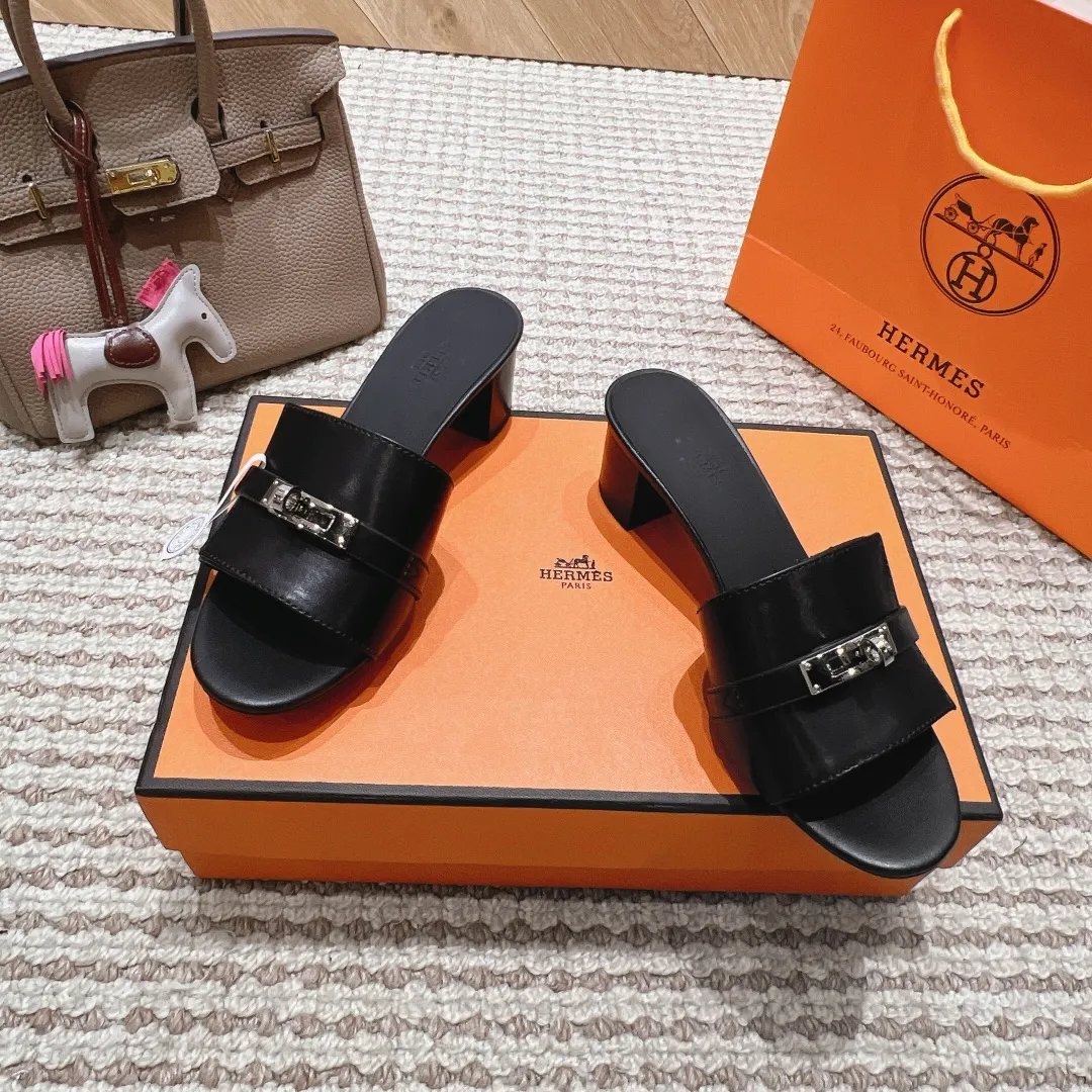 👟👟Ex-factory price 540👟👟 High version of the 2024 spring and summer new HERMES Hermès counter new style. The wedge-heeled Erjiu sandals and slippers, which have been extremely popular recently, are paired with various colorful socks. They are very trendy. Upper: cowhide. Outsole: technological imitation wood sole. Heel height: about 7cm. Size: Female 35-41 (40/41 non-refundable and non-exchangeable)